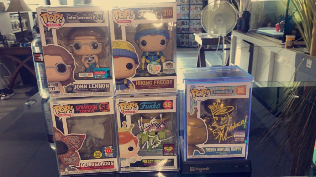 pencer4's tweet photo. Thanks @funko for putting on such a good event! Sweet to meet @WasatchPop and get THE MIKE BECKER to sign 2 pops! https://t.co/BcqK1sawNf