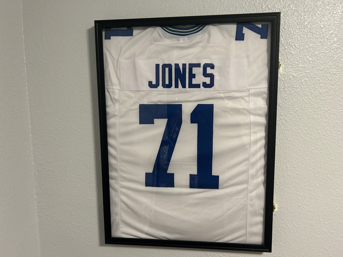 ball_tr's tweet image. @BigWalt71  You probably get this all the time but I’m a huge fan and I finally got a man cave and your jersey is first on the wall. Appreciate you holding down the left side and all you did in the community.  #Seahawks  #12thman