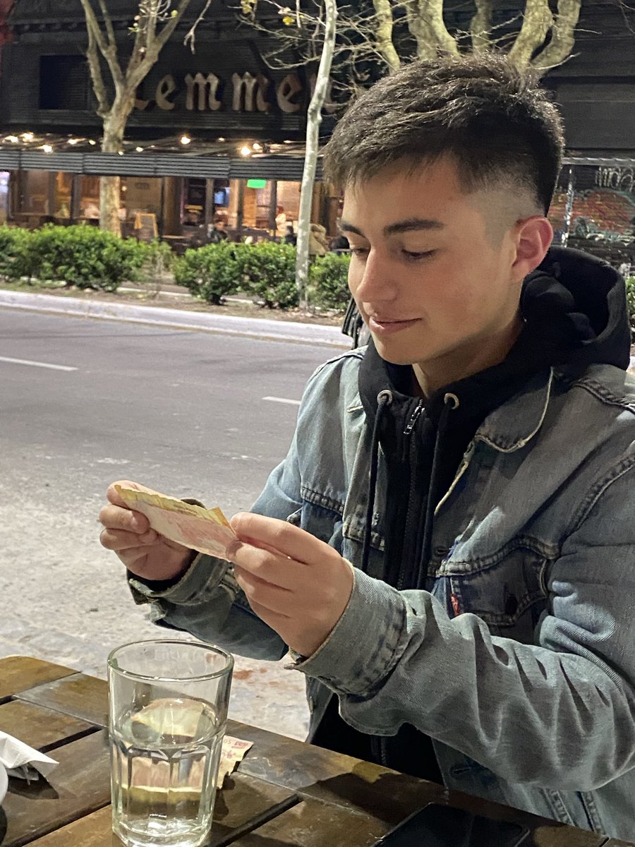 con alguien que te mire como tomi al billete de 20 pesos