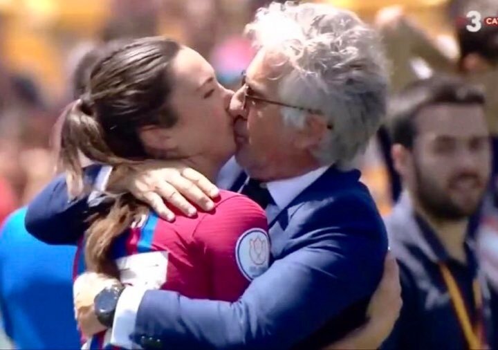 Es Xavier Puig, J' del Equipo Femenino F.C.B el 3/06/2023 Cuando ganaron la Champions League.

Ese beso fue acto reflejo por la emoción del  triunfo, nadie se escandalizo. No pasó nada.