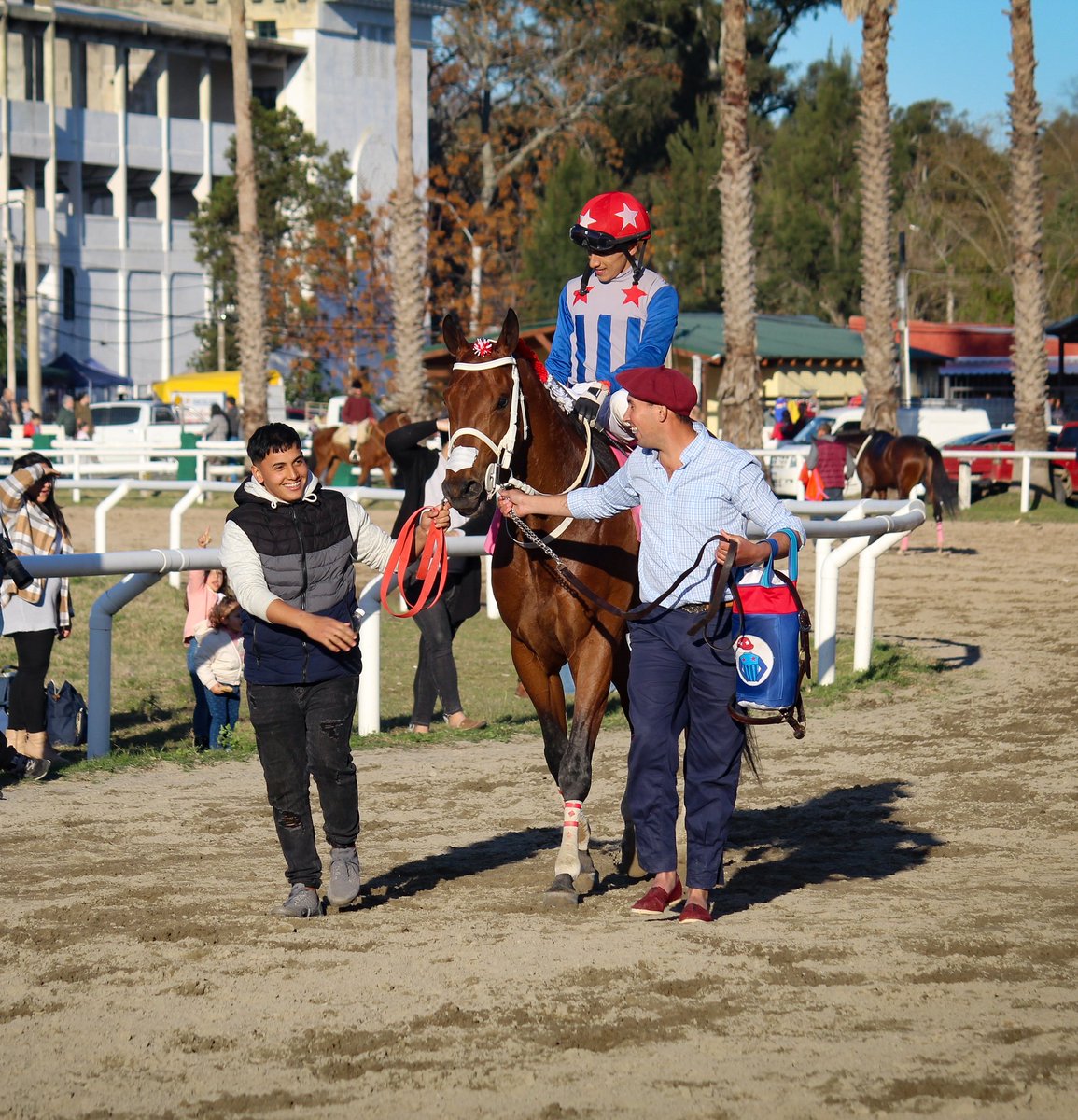 turf_uruguayo's tweet photo. #Inmenzo 🥇

El Pref Presidente De La República sobre 1600M se fue para las piedras! 
El credito del StudElComerciante fue el mejor en un calidoso lote y logró superar a Nostradamus por 2cps en un crono de 1.41'03.

S.Fiorito se lucio en la montura y el "Clan Acosta" en la cuida! https://t.co/CA0bUa4P32