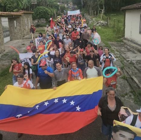 Esta es la gente buena de la parroquia Gonzalo Picón, municipio Libertador del estado Mérida, en la calle, con liderazgo, voluntad y fuerza revolucionaria. Estamos empeñados en salir adelante para alcanzar la prosperidad de nuestra Paria. ¡Mil bendiciones para el Pueblo merideño!