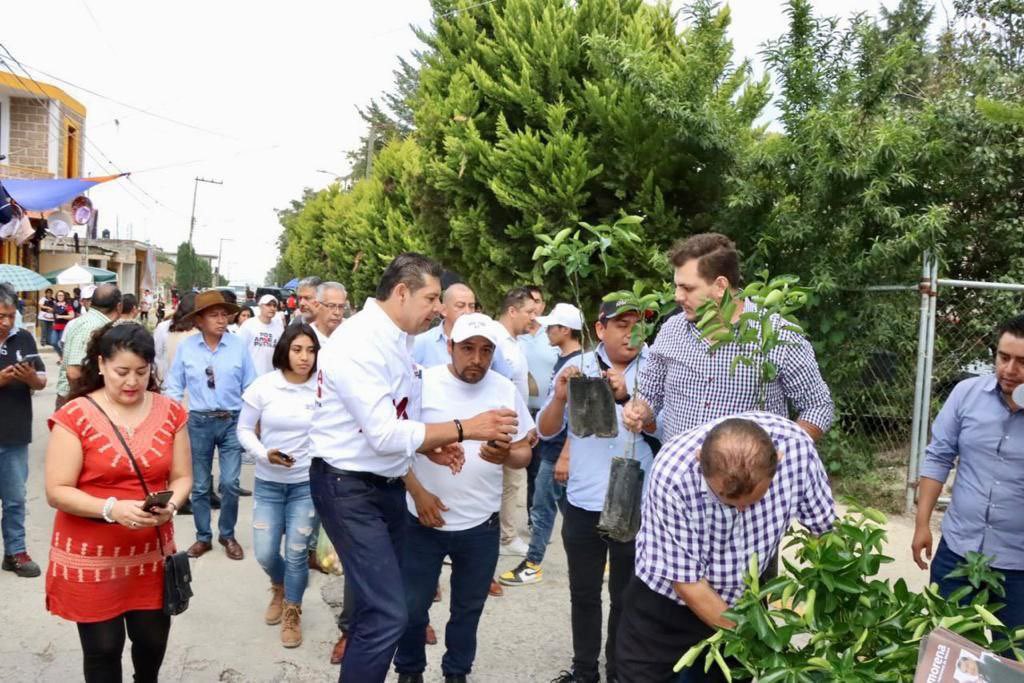 armentapuebla_'s tweet photo. Continuamos caminando en #Puebla con nuestras jornadas de reforestación #SembremosEsperanza.

Entregamos en #Calpan 900 árboles de limón y 800 nogales, árbol que representa a #Puebla con los deliciosos #ChilesEnNogada.

¡Sigamos caminando en #Unidad! https://t.co/THd47BtV4O
