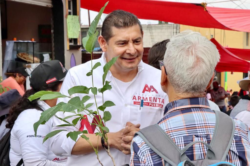 armentapuebla_'s tweet photo. Continuamos caminando en #Puebla con nuestras jornadas de reforestación #SembremosEsperanza.

Entregamos en #Calpan 900 árboles de limón y 800 nogales, árbol que representa a #Puebla con los deliciosos #ChilesEnNogada.

¡Sigamos caminando en #Unidad! https://t.co/THd47BtV4O
