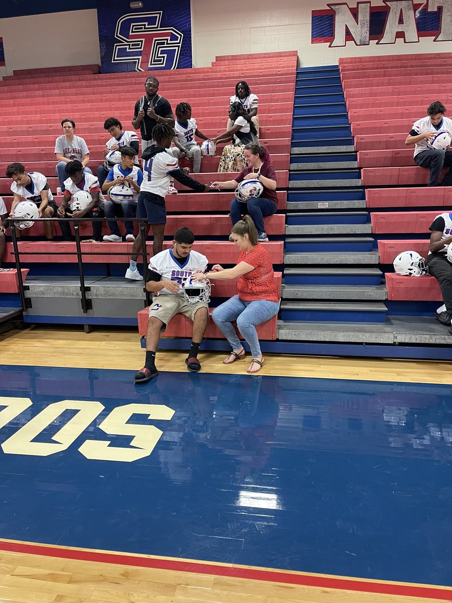 martinezd20's tweet photo. 3rd annual Adopt A Titan! Thank you staff for making our meet &amp; greet at great success. You are serving as a mentor to these athletes by checking in on them whether it is academically, athletically, socially, or emotionally. #TitanStrong #TitanUp https://t.co/vzAC00e1GN