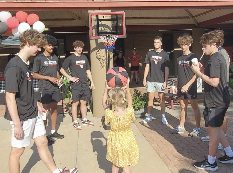 BowieBasketbal1's tweet photo. It was 🌞sizzling🌞 but Bulldogs &amp; Hotdogs was still a great time for the Bulldogs and their fans! 🏀 https://t.co/eX1HQ3K6vK