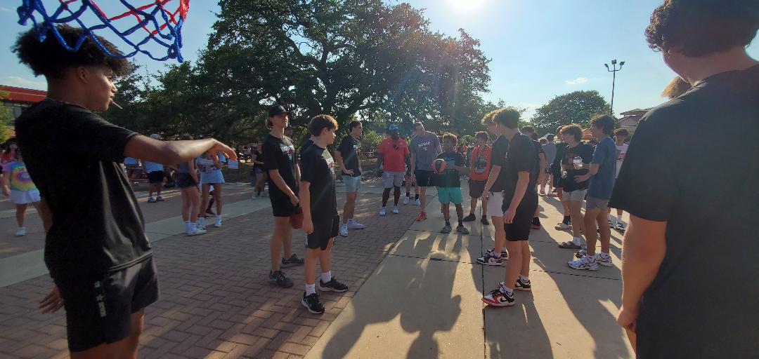 BowieBasketbal1's tweet photo. It was 🌞sizzling🌞 but Bulldogs &amp; Hotdogs was still a great time for the Bulldogs and their fans! 🏀 https://t.co/eX1HQ3K6vK