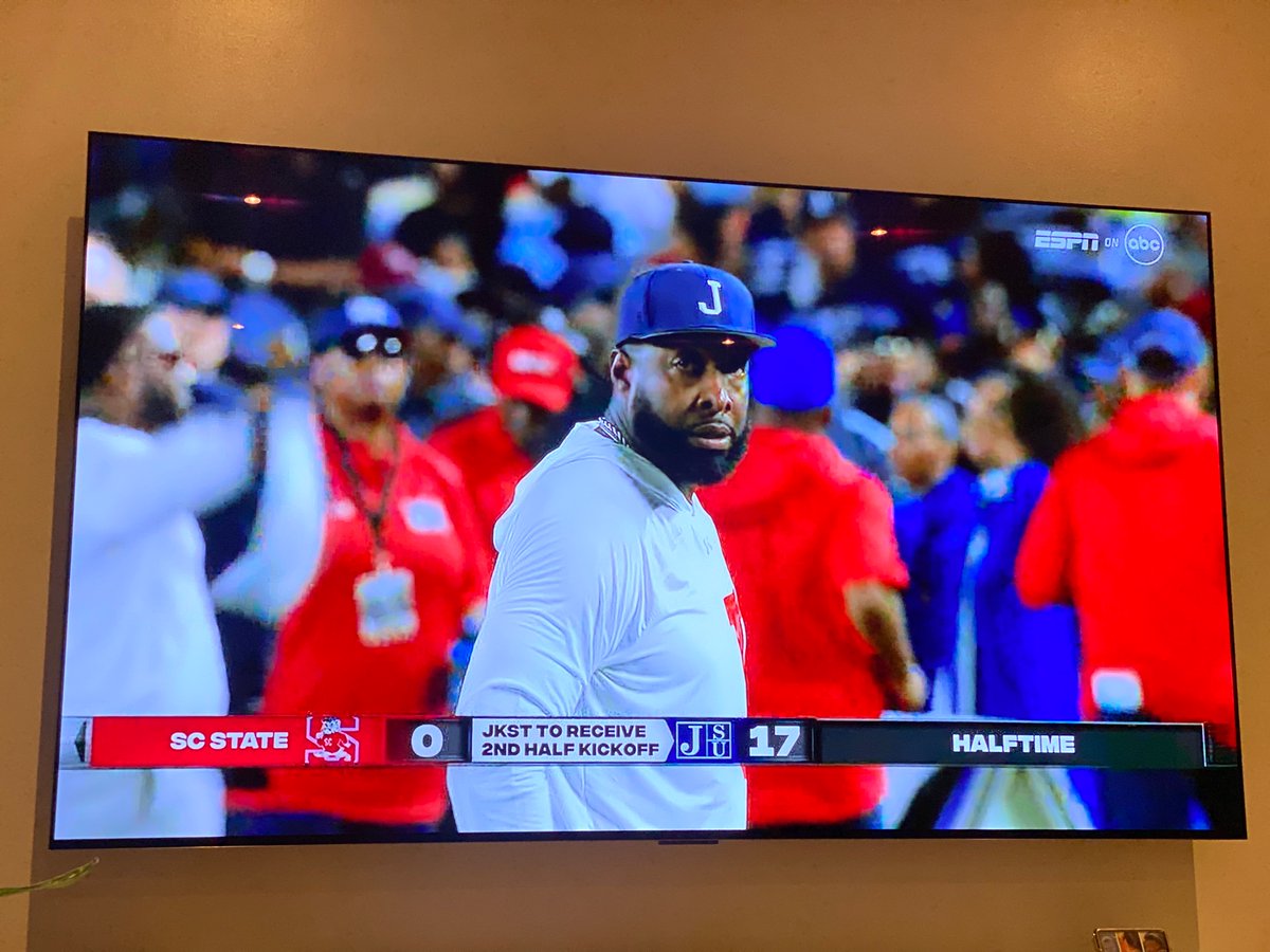 mrzdamechocolat's tweet photo. BIG HOMIE #COACHTC @CoachTaylor010 @gojsutigersfb
✊🏾👑
#THEYDONTKNOW #BLUEMAGIC #GUARDTHEEYARD #SWAC #MEAC #touchdownorlaydown #jsuvsscs #swacvsmeac https://t.co/Akdv19hHQy