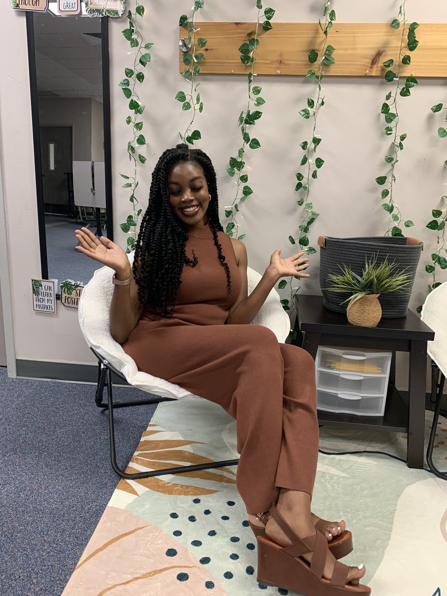 _itssjaylaaa's tweet photo. meet the teacher🌿✨ https://t.co/dRfUD3xyle