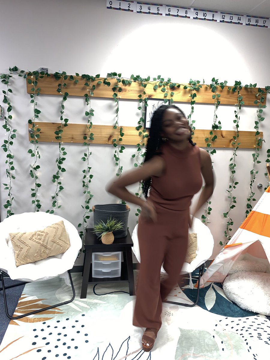 _itssjaylaaa's tweet photo. meet the teacher🌿✨ https://t.co/dRfUD3xyle