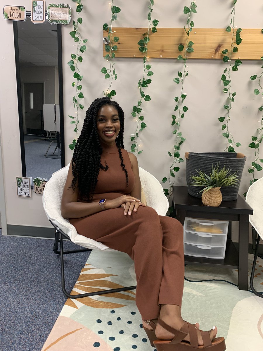 _itssjaylaaa's tweet photo. meet the teacher🌿✨ https://t.co/dRfUD3xyle