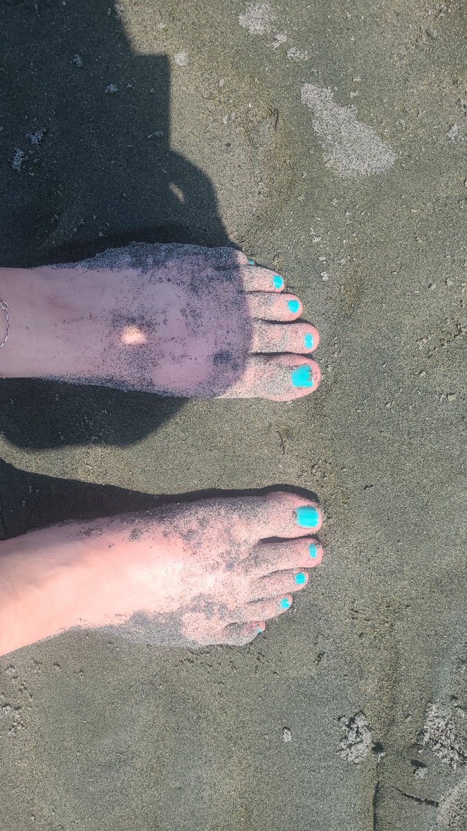 SweetCanFeet's tweet photo. Life's a beach 😘
#beach #feet #feetmodels #toeslovers #toes #blue https://t.co/kN6Cjbb7d6
