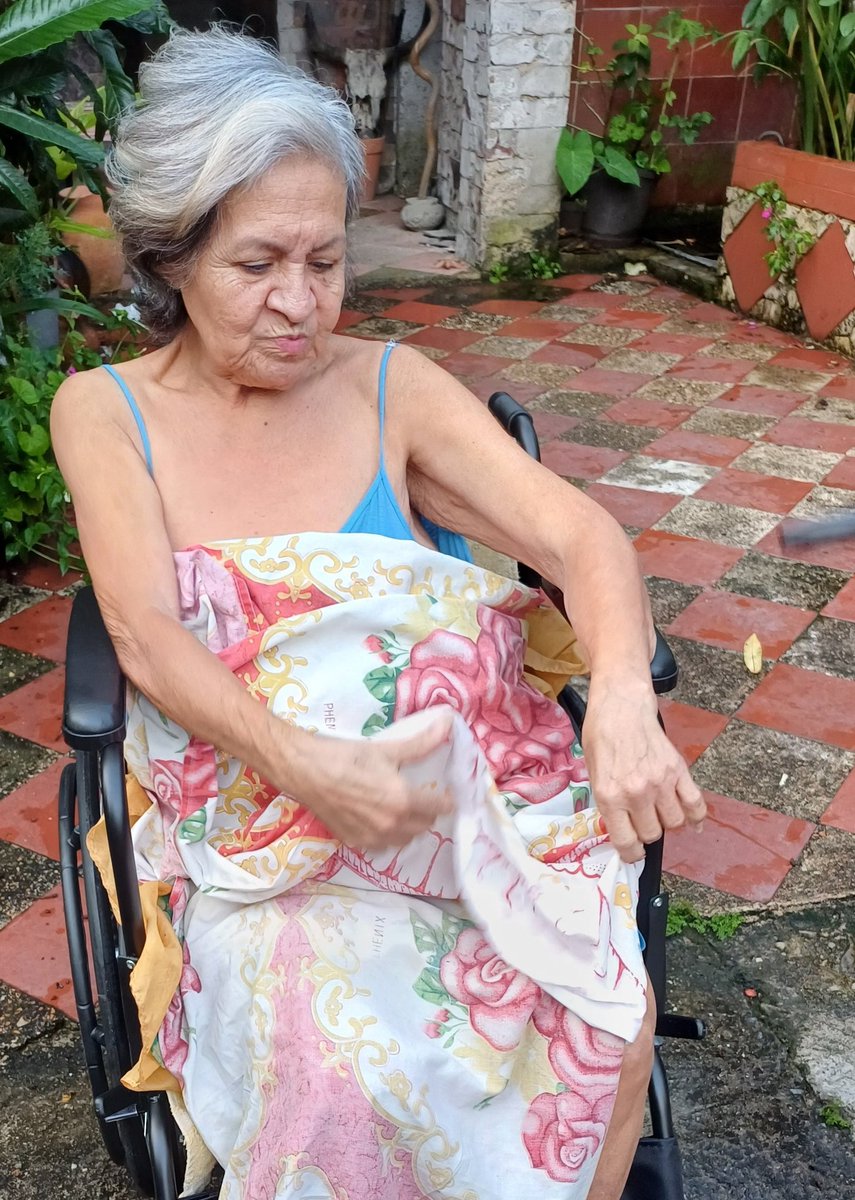 Dayanakrays's tweet photo. #26Ago #ServicioPúblico 

URGENTE:

Se requiere de emergencia una prótesis de cadera (Bipolar), para una persona de 70 años de edad. 

Si tiene información o deseas donar para la compra de la prótesis 👇 🙏

Les dejo los datos bancarios 
0412.980.04.97 
20.603.853 
Mercantil. https://t.co/hpaQi8HkWP