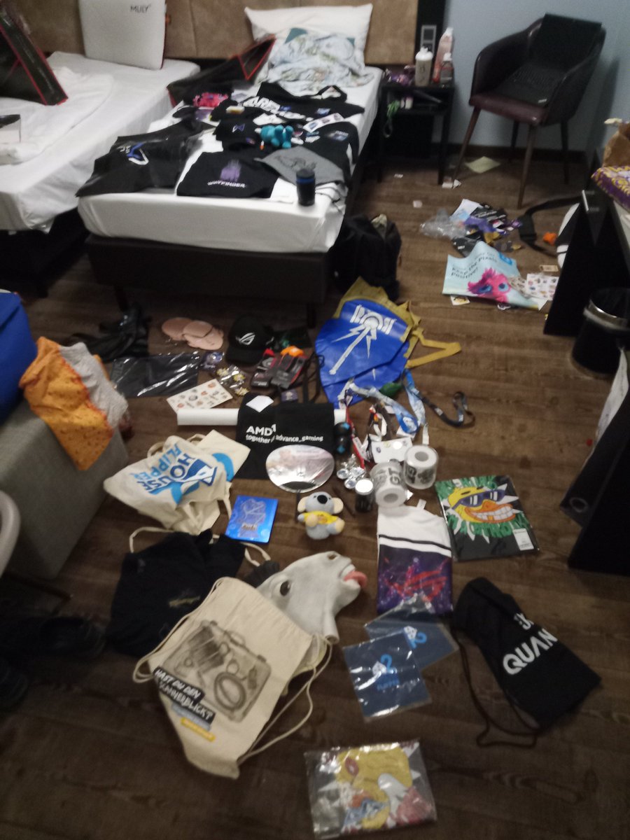 ZonyFifty's tweet photo. Joah....
C0mmander mein Name.
Professioneller looter auf der #gamescom XD https://t.co/97IoFAxuem