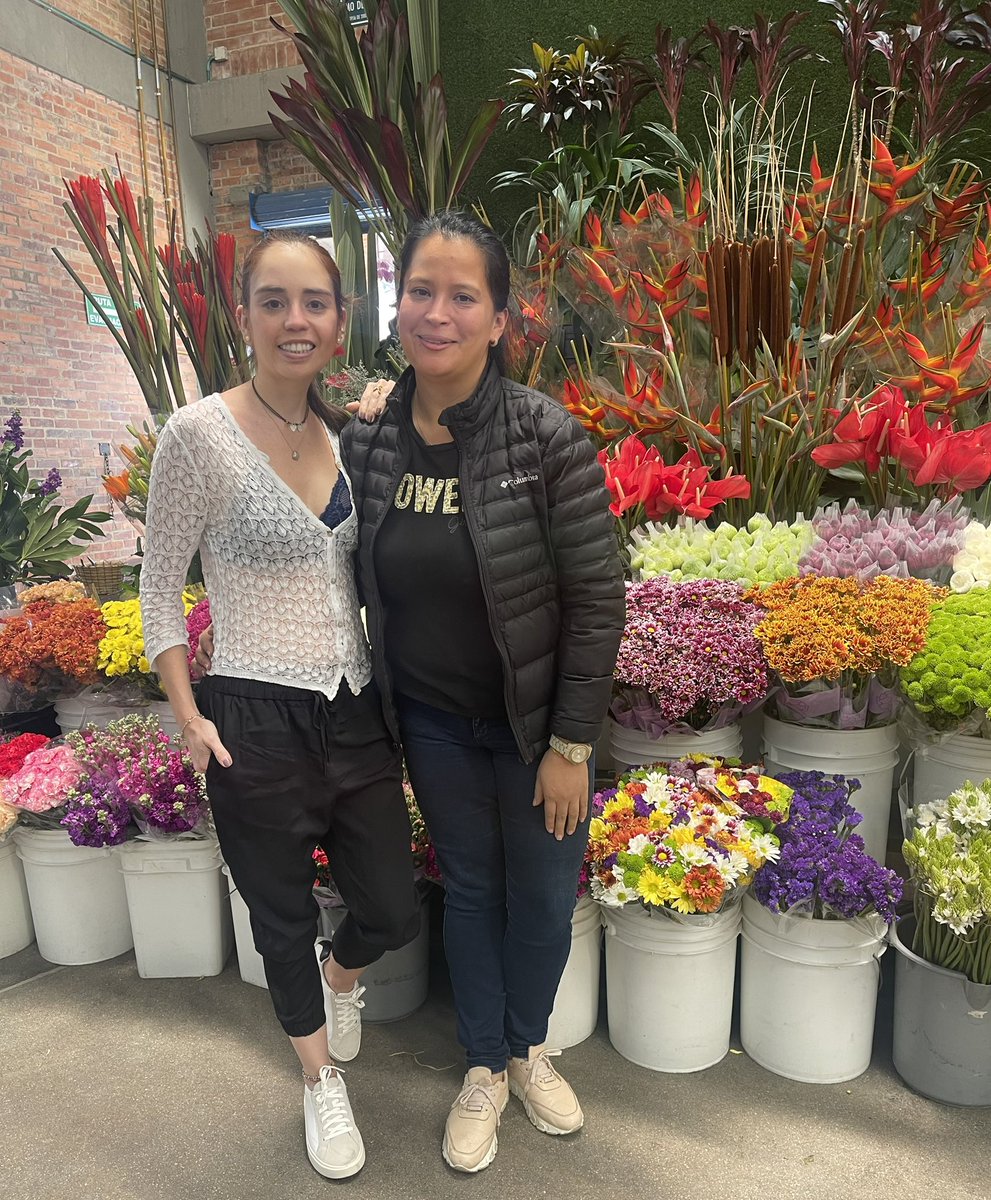 AmaliaSalgadoR's tweet photo. Les presento a Clara y Nelsón, los propietarios de #FloresSí. Las mejores #flores 💐en #Codabas. 

Clara es un ejemplo de tenacidad👏🏻, inició su negocio hace 20 años, siendo una joven universitaria. 

#Bogotá #InstaFlower #PlazaDeMercado #PlanesBogotá #YoComproEnFloresSiColombia https://t.co/yAqsSjiMF2