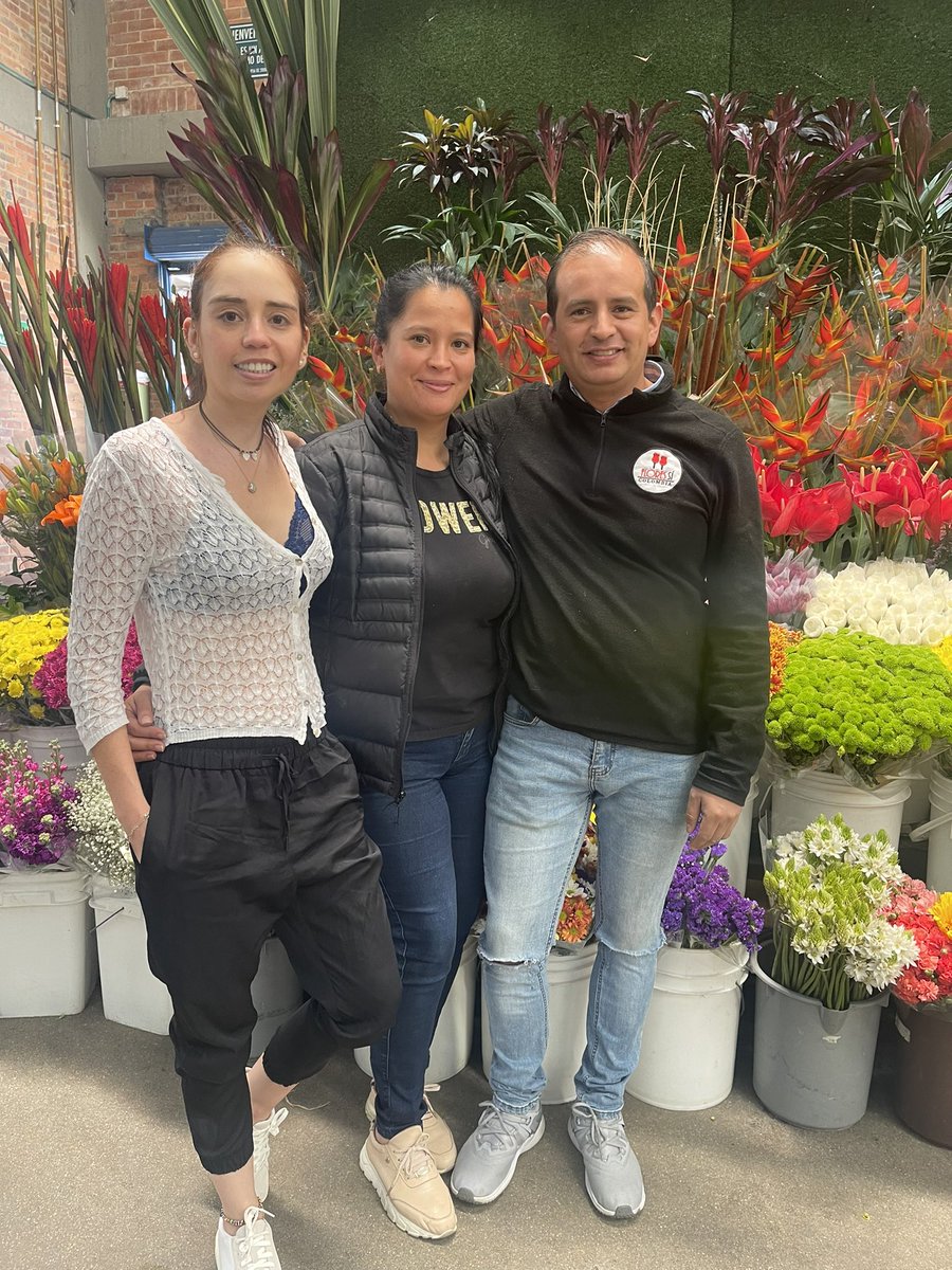 AmaliaSalgadoR's tweet photo. Les presento a Clara y Nelsón, los propietarios de #FloresSí. Las mejores #flores 💐en #Codabas. 

Clara es un ejemplo de tenacidad👏🏻, inició su negocio hace 20 años, siendo una joven universitaria. 

#Bogotá #InstaFlower #PlazaDeMercado #PlanesBogotá #YoComproEnFloresSiColombia https://t.co/yAqsSjiMF2