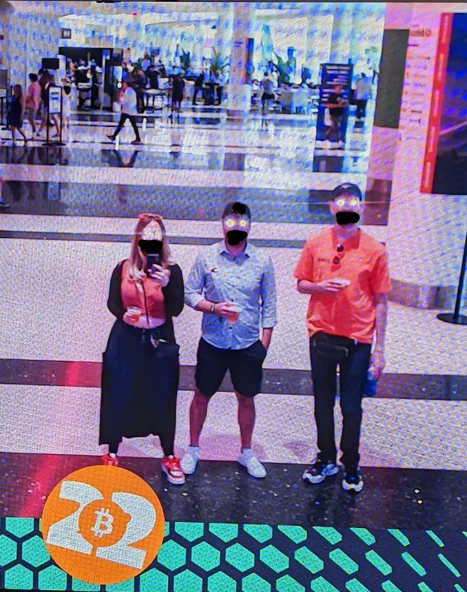 lachicaWeb3's tweet photo. La #Bitcoin2022 en Miami tuvo esta pantalla que te ponía los ojos láser cuando le pasabas por enfrente
#LaserRayTill100k
Presiento que esta foto será una buena memoria algún dia no muy lejano...
@TheBitcoinConf https://t.co/NvrRV6jfIv