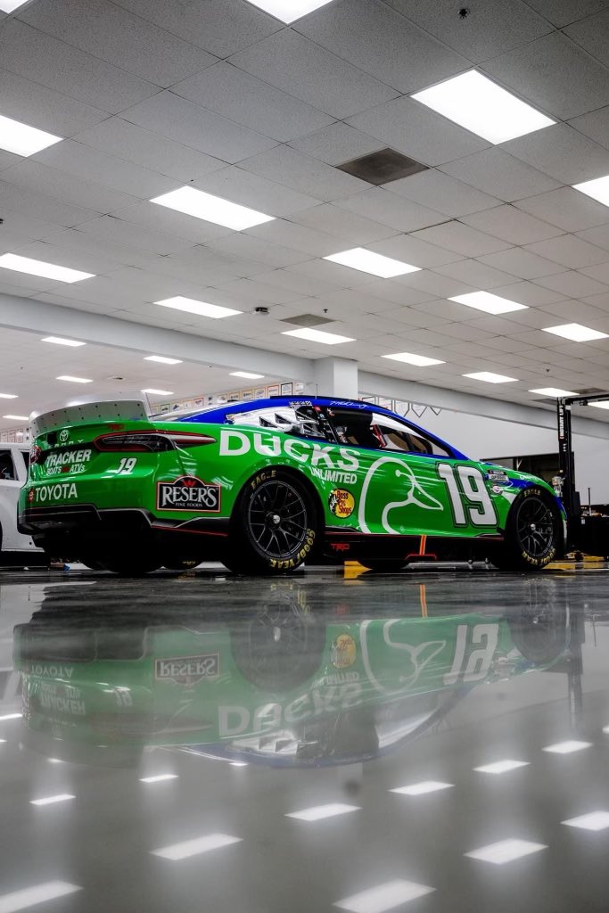 DucksUnlimited's tweet photo. Hey, #TeamDU! Tune in TONIGHT at 6 PM CT on @NASCARonNBC to cheer on @MartinTruex_Jr and @JoeGibbsRacing in the @NASCAR Coke Zero Sugar 400 at @DAYTONA. You’ll see the iconic Ducks Unlimited logo on the No. 19 Toyota Camry!
Special thanks to our longtime partner and conservation champion Johnny Morris and @BassProShops for this incredible gift!
Photos: Courtesy of Joe Gibbs Racing