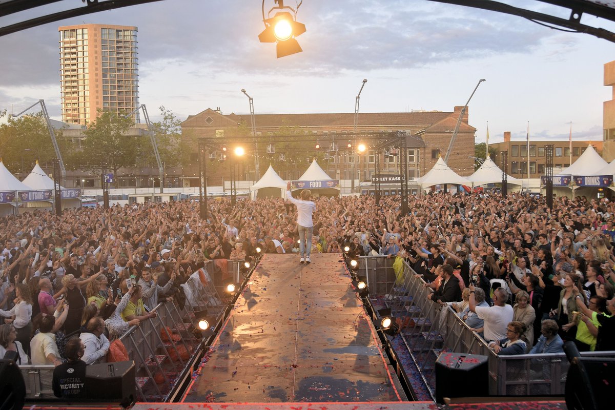 @LevensliedEindhoven was weer TOP met  <a href="/schuurmansrene/">rene schuurmans</a> <a href="/melisound/">Meli Sound</a>  ! Ieder jaar weer een mooi feest ! Van genoten !