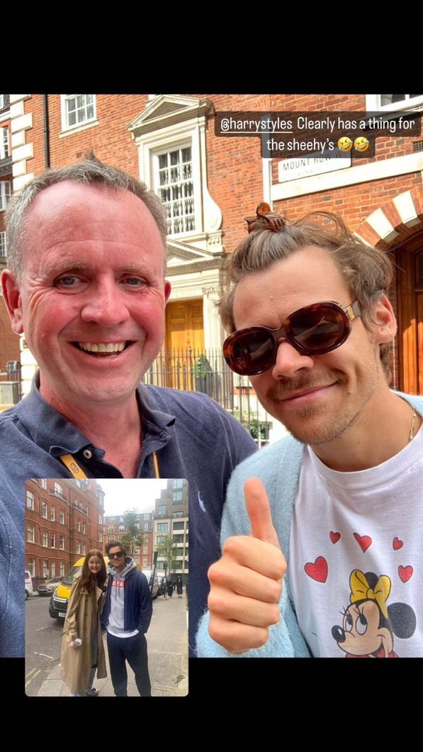 SpainStyless's tweet image. 📸|| ¡Harry con el padre de una fan en Londres!