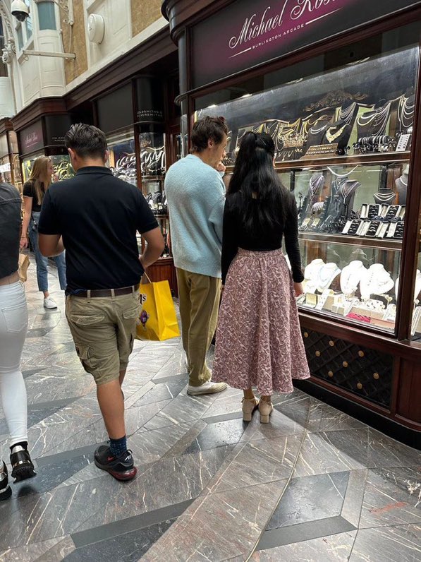 SpainStyless's tweet image. 📸|| ¡Harry mirando el escaparate de una tienda hoy en las calles de Londres!