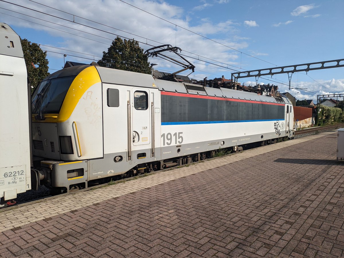 Jamie8052's tweet photo. Things I have learned in and on the way to Belgium:
-374 first class isn't actually all that comfortable
-the weather in Brussels is much like London
-ICs don't stop at Waterloo
-station McDonald's will bankrupt you. https://t.co/V687OViaj0
