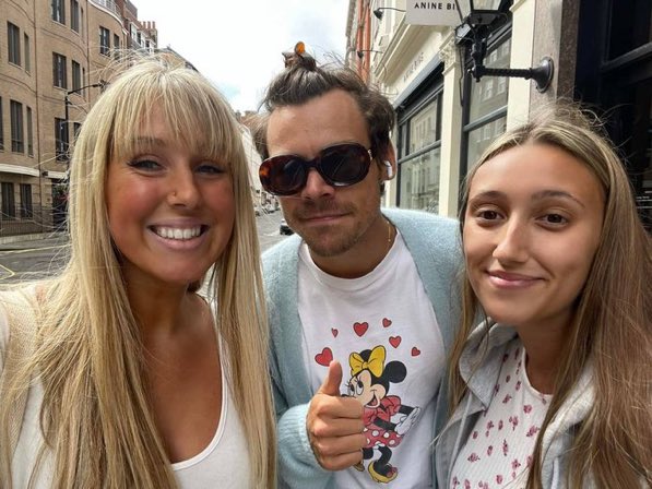 SpainStyless's tweet image. 📸|| ¡Harry con fans por Londres!