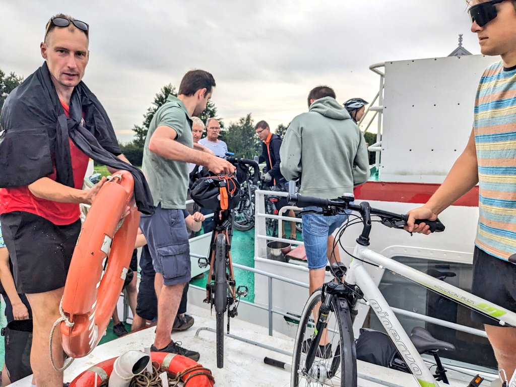 DtGesellschaft's tweet photo. 🚴🏼 6. Tag unserer #MemelNemunas2023 Radreise. Heute #Minge/#Minija-#Memel/#Klaipėda. 79 km (25 km 🛥️😉) TN-Referate über sowjet. Besatzung von 🇱🇹, das Gulagsystem, die "Klaipėda-Revolte" &amp; Villen in #Schwarzort. @BMI_Bund
&amp; @ishainter &amp; #ZgV &amp; #DeutschesKulturforumÖstlichesEuropa https://t.co/zEHfyfGR1P
