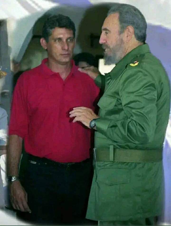 ICuba8's tweet photo. 👉#FidelPorSiempre 
"La tarea más importante de todos nosotros es preparar el porvenir; nosotros somos, en esta hora de la patria, el puñado de semillas q se siembra en el surco de la #Revolución para hacer el porvenir"
#YoSigoAMiPresidente
#SanctiSpiritusEnMarcha 
#Cuba https://t.co/roRmAubxio