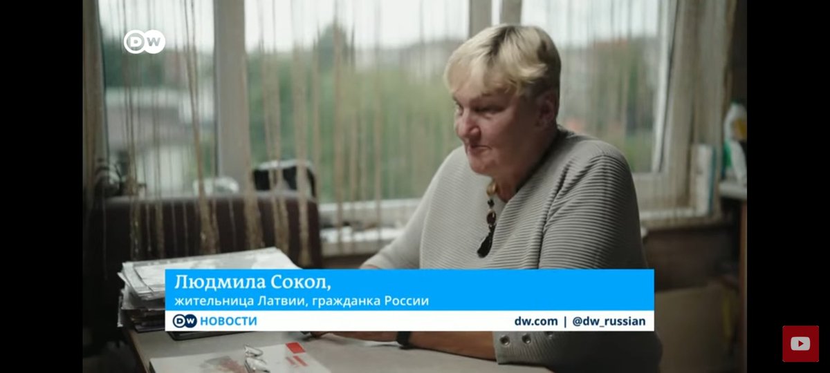 Krievijas pilsone no Daugavpils DWelle korespondentam atbild ar pretjautājumu: "Kur lai es braucu? Un kāpēc man tas būtu jādara?" Latvijā - 48 gadus, pašai - 64. Valodas eksāmenu nav nokārtojusi. Neviens neesot teicis, lai neņem Krievijas pilsonību. Ieradusies no Baltkrievijas.