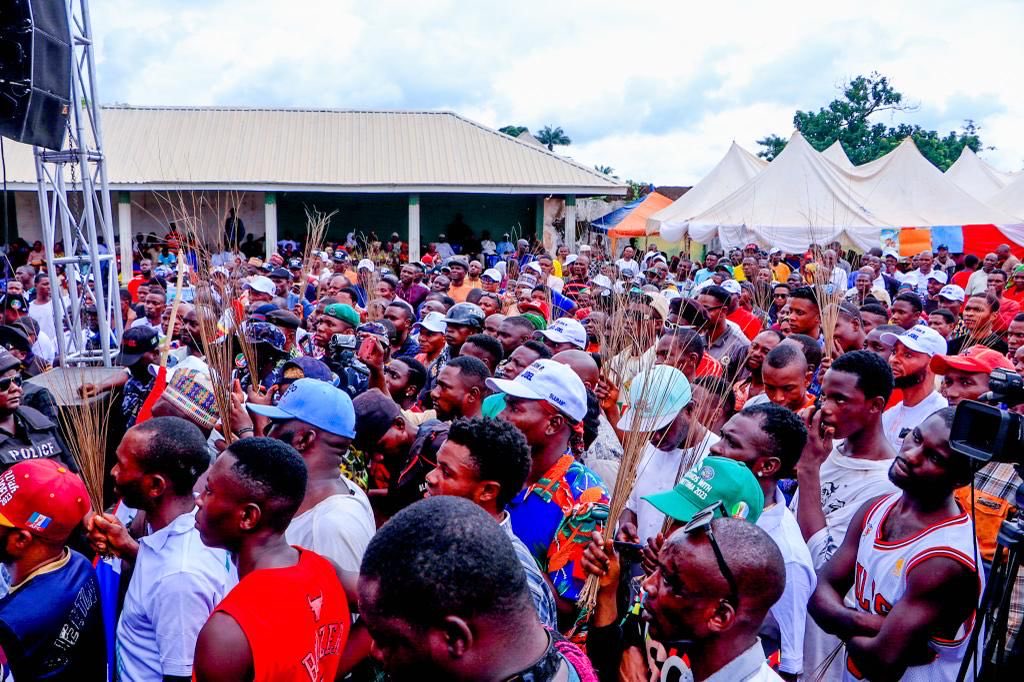 📌 A Thread! Chief Edward Onoja Receives Sen Aidoko & Other PDP Decampees Across Kogi East into APC Another wave of mass defection has hit opposition parties in Olamaboro LGA and across Kogi East Senatorial District of Kogi on Saturday as former Senator representing Kogi East,