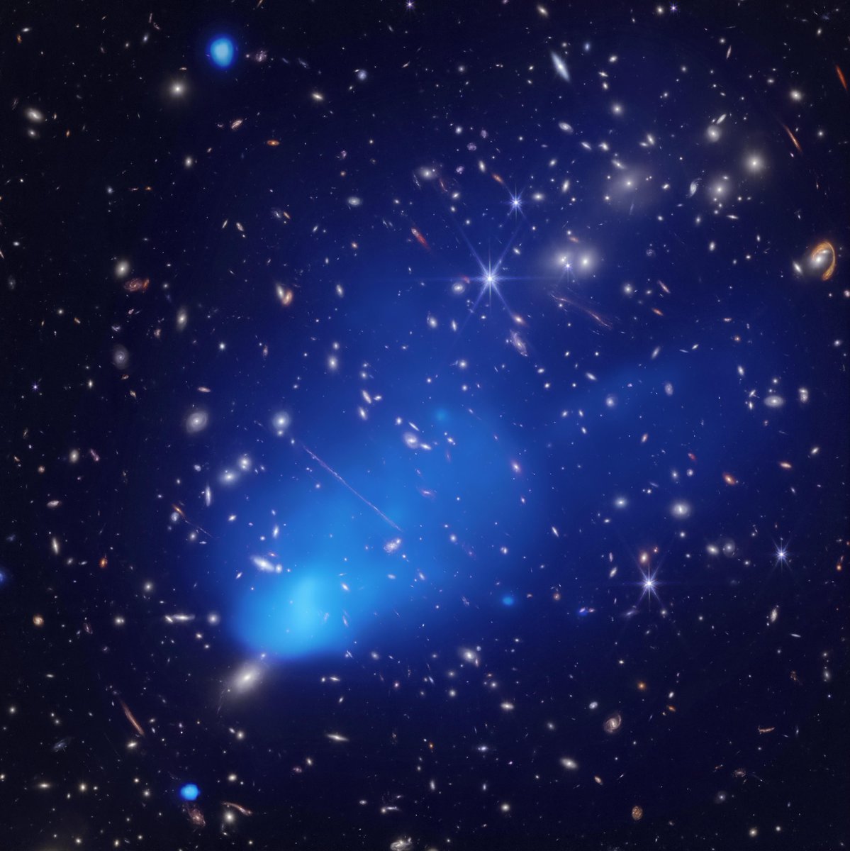 The galaxy cluster 'El Gordo' got its name because of its gigantic mass - 3 million billion times the mass of the Sun. Using data from @chandraxray and @NASAWebb, scientists determined that El Gordo is, in fact, the site of two galaxy clusters that ran into one another.