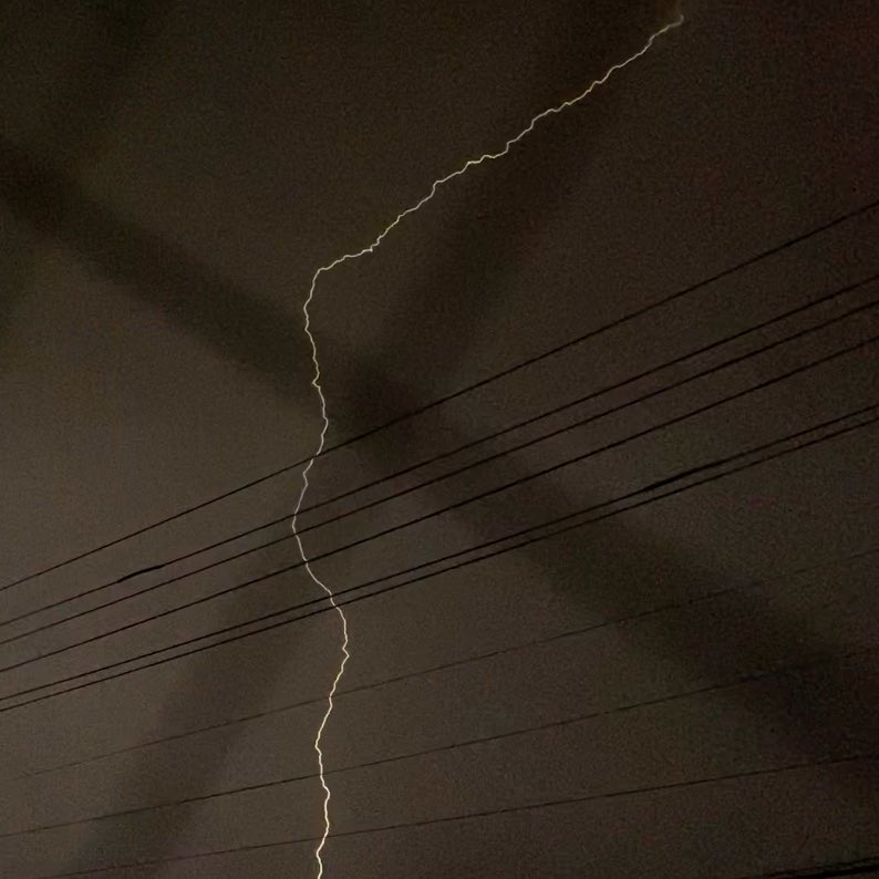 cocoapoisoning's tweet photo. 雷観測してたんですけど、1,2枚目の間は1フレームしか無いんですよ

ショートできるコースを見つけて余計な分岐は即座に途絶えたんですねぇ

芸術的ですねぇ https://t.co/1qzMIkgKK8