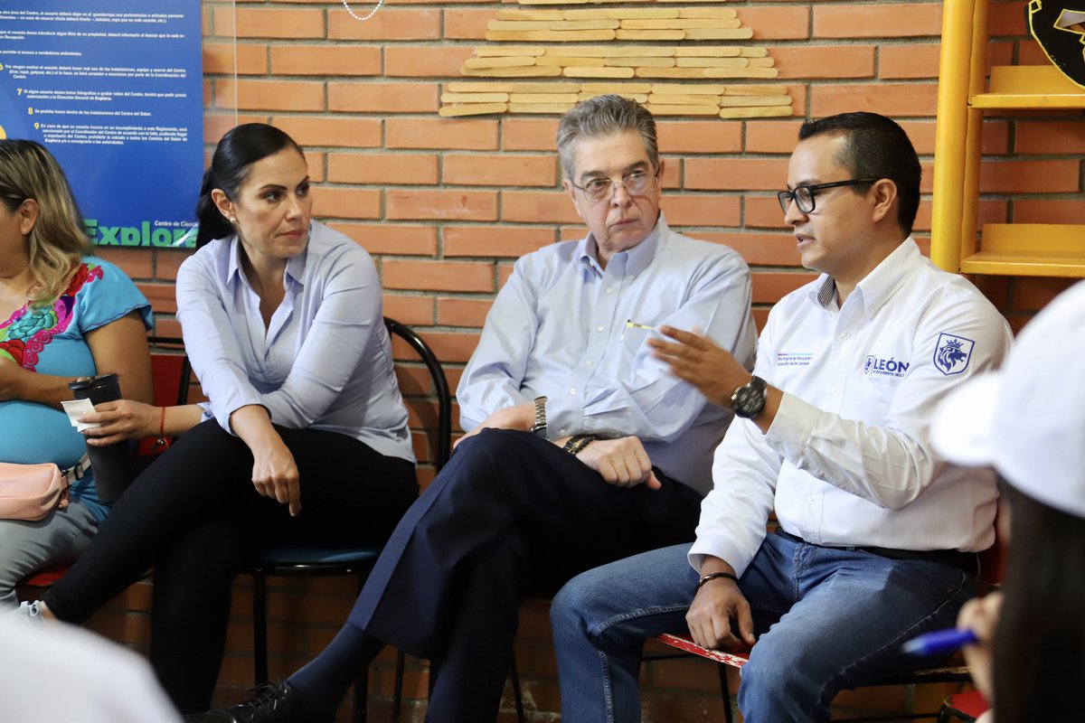 participaleon's tweet photo. ¡Con mucho entusiasmo saludamos a las y los ciudadanos de la Zona #Chapalita y #Leónll!

Hoy en las mesas de acuerdos de #MiBarrioHabla tomamos decisiones en conjunto con la ciudadanía para solucionar las necesidades y problemáticas de su colonia. https://t.co/dJIsorJgTA