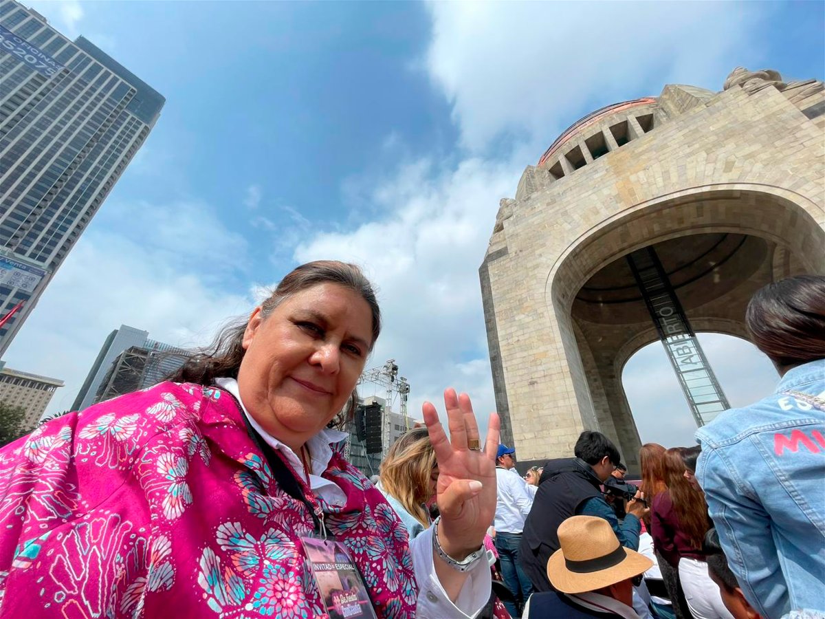 RosarioOrozco15's tweet photo. Hoy, junto a @Claudiashein en el Monumento a la Revolución, vivimos un momento extraordinario. Hemos conquistado corazones y estamos revolucionando conciencias. La historia de México se escribe con pasión y democracia. #EsClaudia 🇲🇽 https://t.co/IvywwTnlAb
