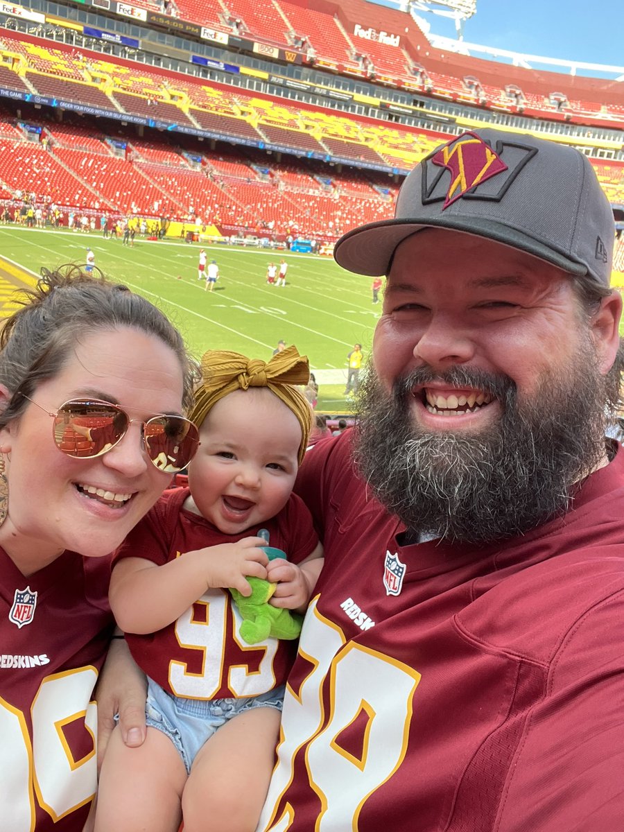 TweeterTeej's tweet photo. Little ladies first @Commanders game and she’s loving it! #YoungSquad #HTTC https://t.co/MNhQR9lnhs