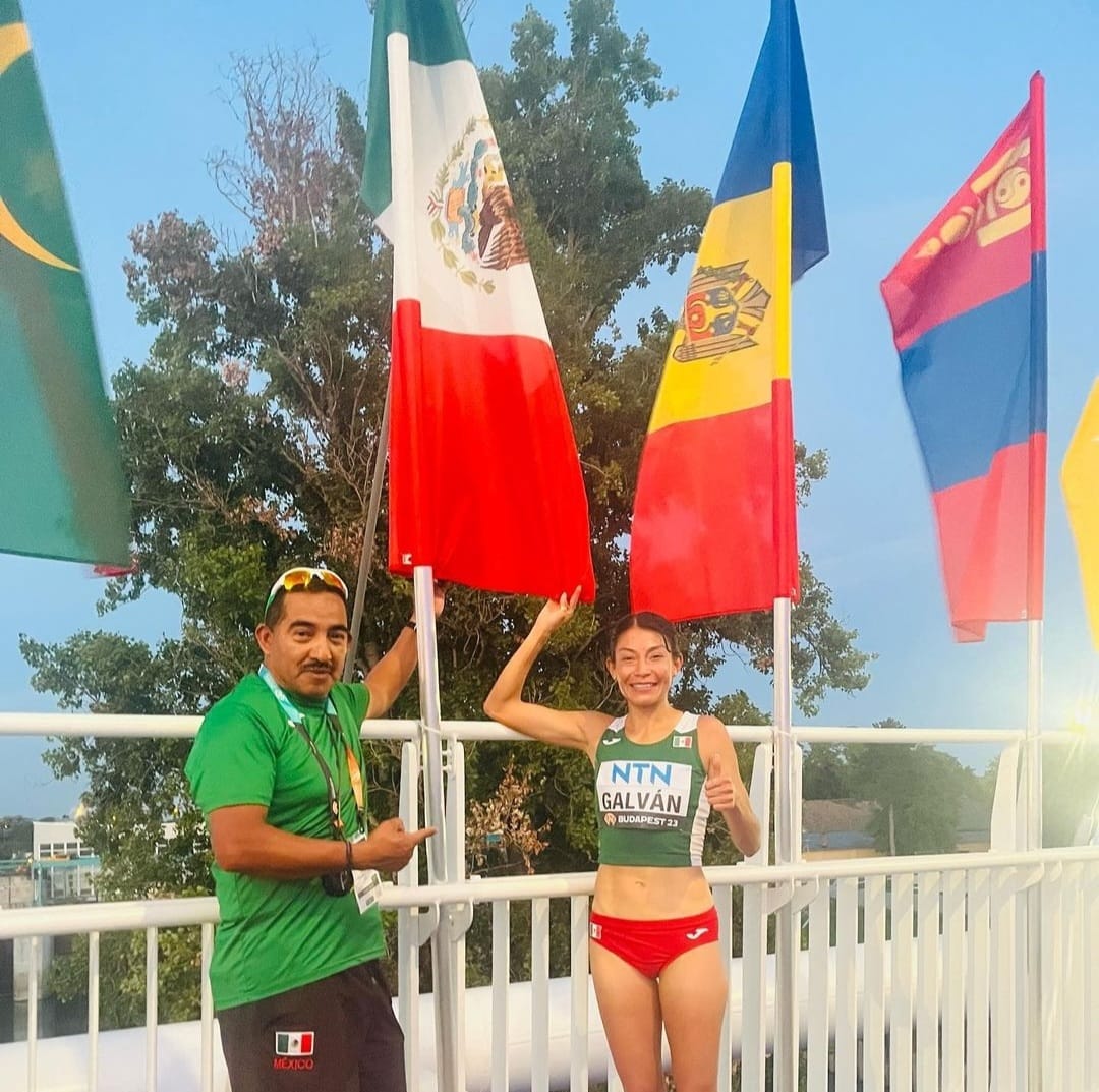 conadeoficial's tweet image. ¡𝗘𝗻 𝗲𝗹 𝗧𝗼𝗽 𝟭𝟬! 🇲🇽🏃‍♀️

Laura Galván finaliza en el décimo lugar de la prueba 5000 m, con un tiempo ⏱️ de 14:59.32, en el Campeonato Mundial de Atletismo #Budapest2023.

🔹️Cierra el evento como la 2da. mejor de América 🌎 y con marca clasificatoria olímpica.