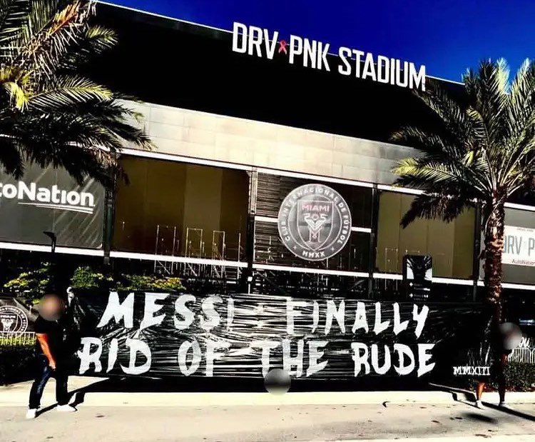 PSGhub's tweet photo. The Ultras seem to have gone to Miami to put on a banner against Leo Messi, just like the one at the Parc against Neymar. https://t.co/NoFz7DxsCr