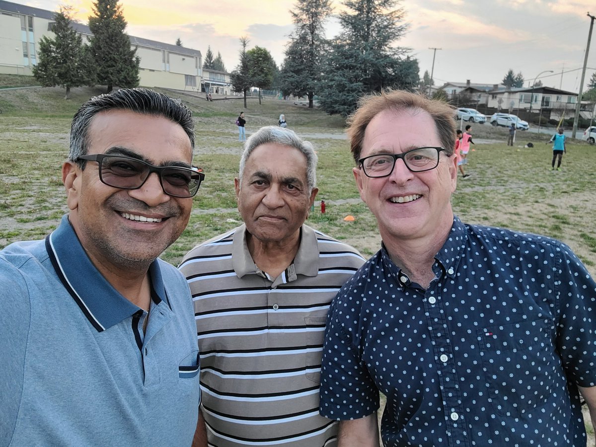 vikkhanna's tweet photo. π A beautiful Friday evening hanging out in my old hood, at Bruce field with hundreds rallying to Save Bruce Field.
π³β Read the report here: https://t.co/iEXcQRkyd0 #SaveBruceField #VanPoli
Thanks for support, @adriandix & @DonDavies! Don't forget #SaveCarleton, 557 spaces! https://t.co/7drZ0GmcbN