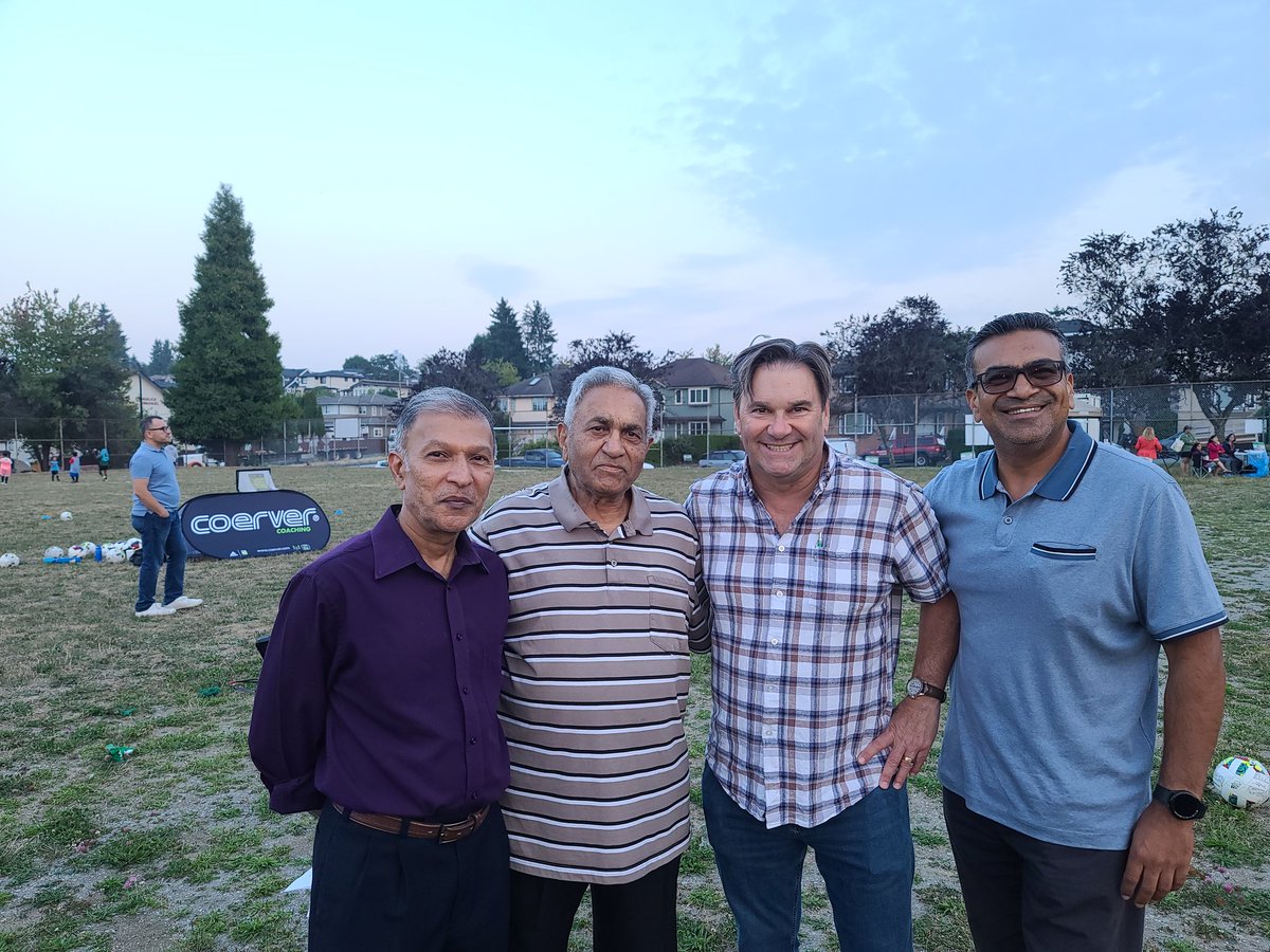 vikkhanna's tweet photo. π A beautiful Friday evening hanging out in my old hood, at Bruce field with hundreds rallying to Save Bruce Field.
π³β Read the report here: https://t.co/iEXcQRkyd0 #SaveBruceField #VanPoli
Thanks for support, @adriandix & @DonDavies! Don't forget #SaveCarleton, 557 spaces! https://t.co/7drZ0GmcbN