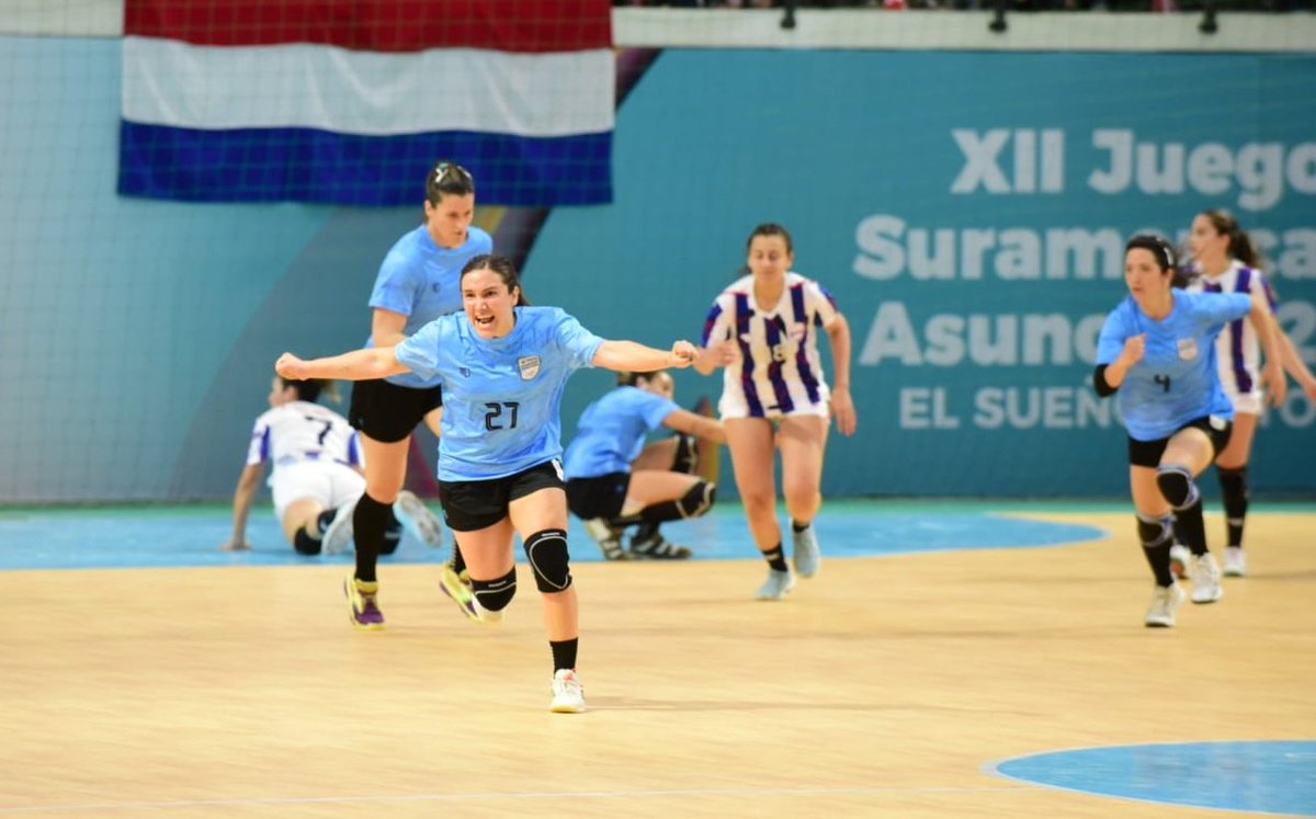 A_Cottini's tweet photo. #Handball Increíble‼️ lo que pasó en el repechaje clasificatorio femenino a los Juegos Panamericanos de Santiago de Chile que se está jugando en Santo Domingo 🤾‍♀️.

✅ Uruguay 🇺🇾 venció a Estados Unidos 🇺🇸 que *retiró el equipo* cuando iban 13-2 en el primer tiempo.

💥 La humedad reinante en la cancha obligó a retrasar el inicio del partido y varias veces el juego se paró para secar el piso 🫣.

🔹 Uruguay jugará este domingo con Republica Dominicana y el ganador estará en la cita de Chile.