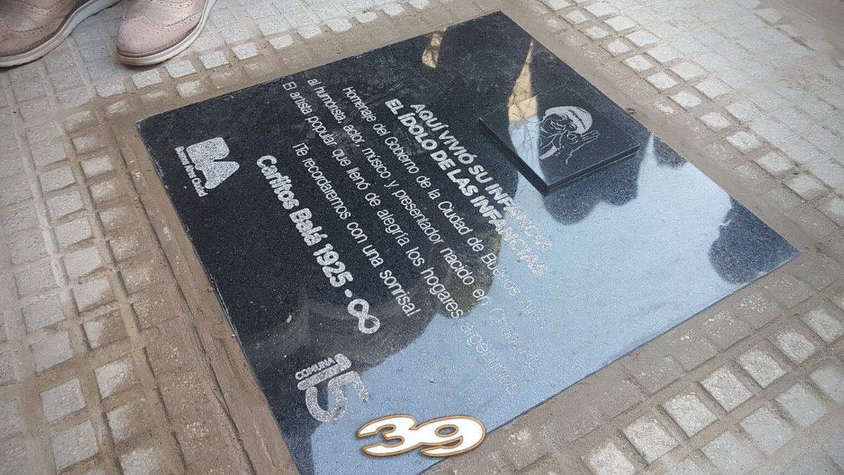 Hoy estuvimos presentes con nuestra unidad histórica en el homenaje a Carlitos Balá junto a su familia, amigos e instituciones del barrio, sobre la calle Olleros 3951.

Allí, descubrieron una placa en casa natal y dónde vivió Carlitos con Marta, recién casados.

<a href="/CarlitosBalaOk/">Carlitos Bala</a>