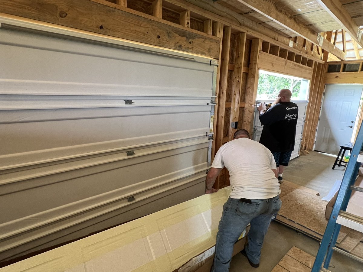 We got several projects taken care of.
One was the garage doors, they were the  easiest project we tackled today.🤣
Thank so much Scott &amp; Jessie Ray for helping 😃