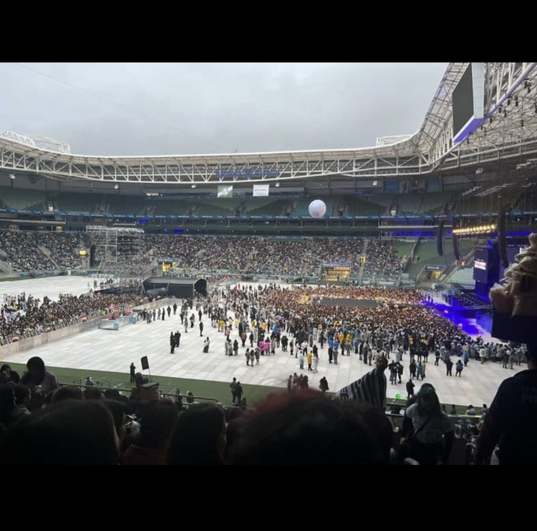 jnflesch's tweet photo. Fãs do Ateez se irritam com diferença entre mapa divulgado e como foi montado no show em São Paulo.

Na imagem, a passarela chegava até próximo da pista comum.

Só que na montagem mesmo…

O show é uma produção da 30ebr.

(tks, @manunogueira, pela imagem) https://t.co/nqmfXK2OK8