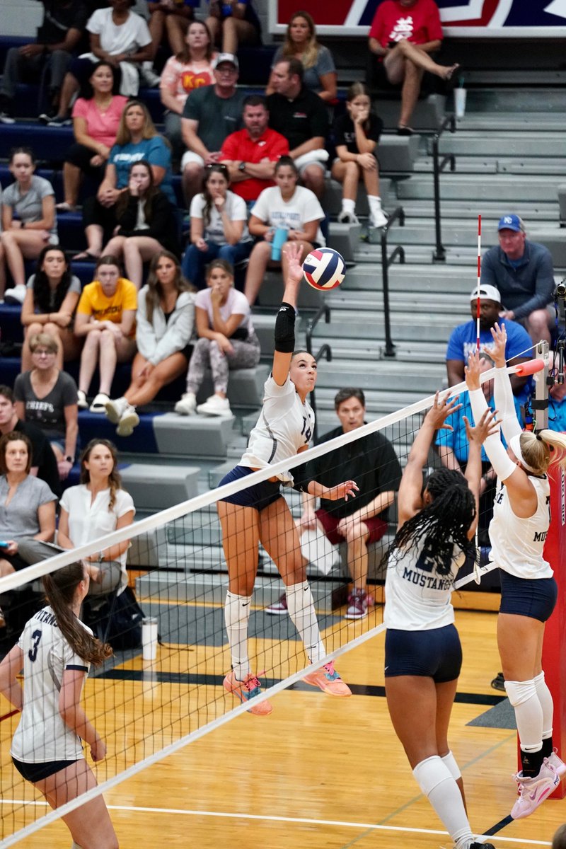 SpectrumNewsKC's tweet photo. .@HyVeeKCMetro Game of the Week - St. James Volleyball Slam

Set 1
BV North 25
LS West 12

Mustangs looking STRONG!

🔥📸 @AjHildreth https://t.co/Rvmg8qe137