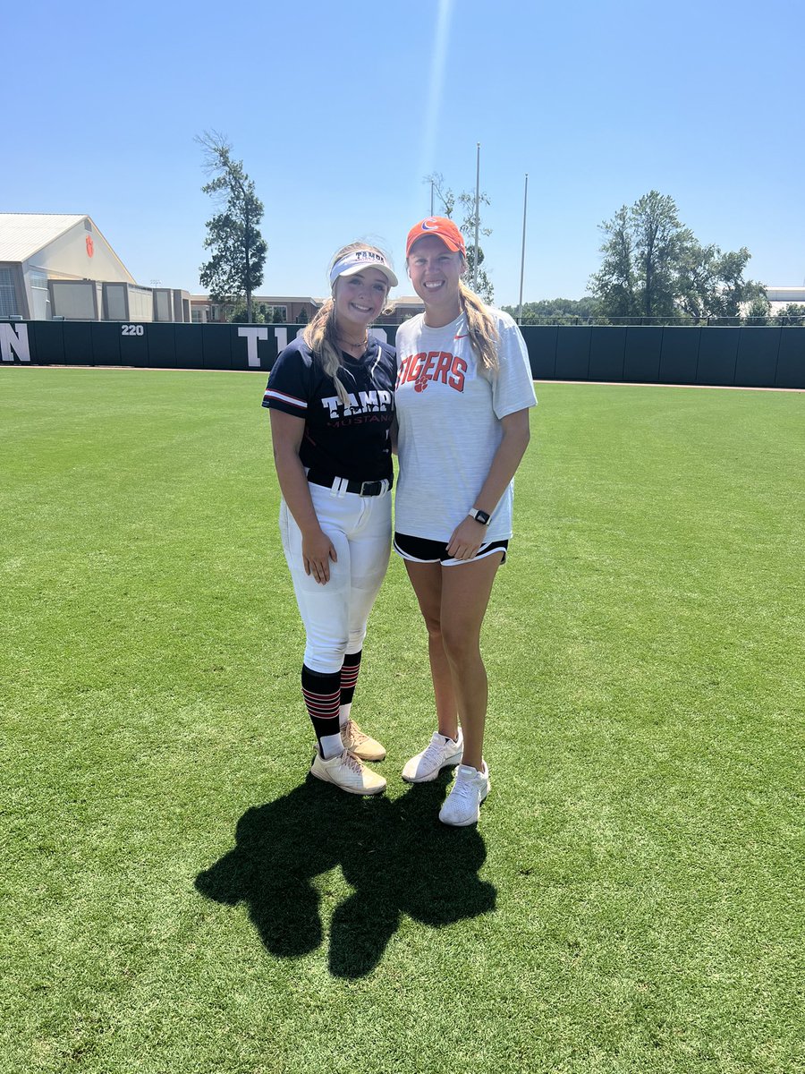ToberHannah's tweet photo. Thank you so much @clemsonsoftball for a great camp today! It was very hot but we got A LOT done! Had an amazing time! Go Tigers! 🐅🧡💜 @rittmanjohn @cbreault12 @ClemsonCoachKJ @jesss_harperr https://t.co/EqEGpaLM6J