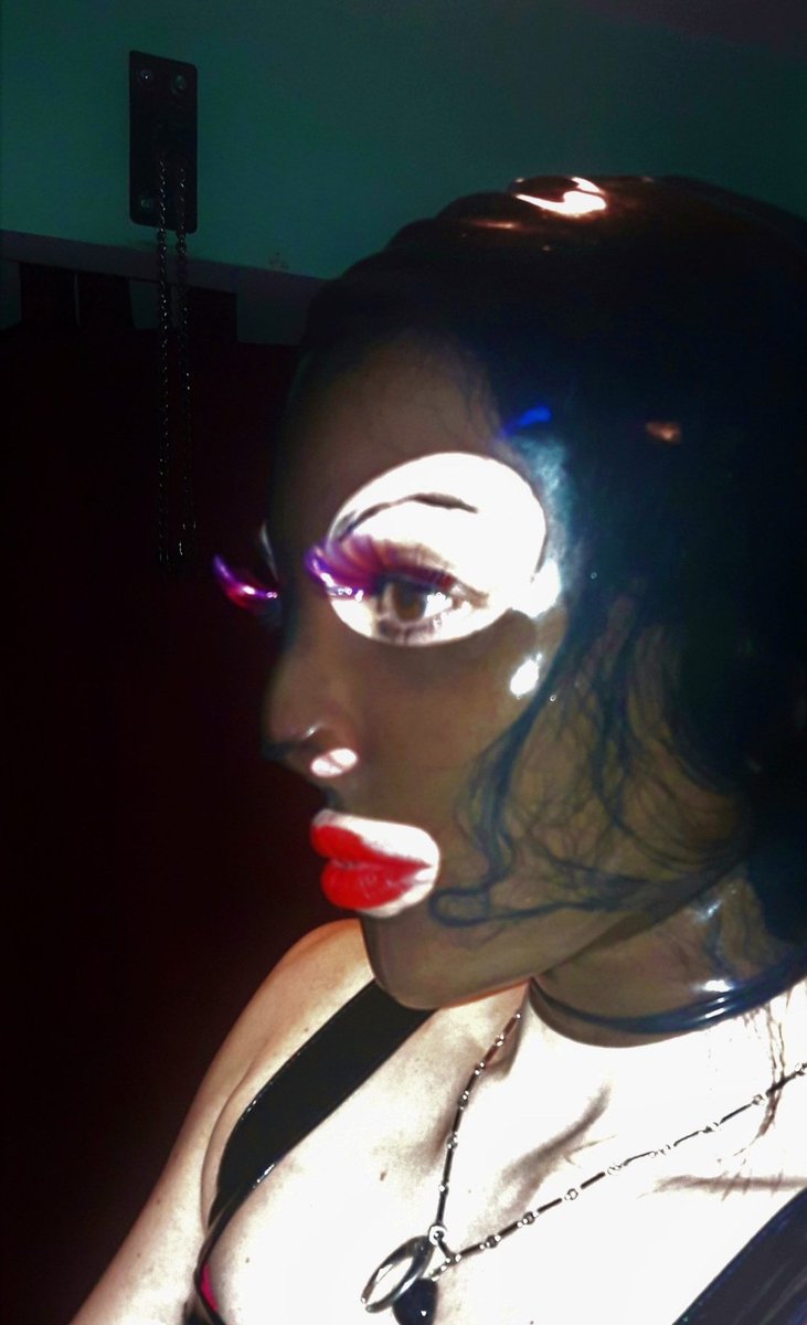 DominatrixVR's tweet photo. #BuenSabado . Vení a lustrar mi látex 🖤❤️‍🔥
Come and shine my látex ⚘️👑

#Queen #goddess #latex #latexclothing #latexbeauty #mask #mistressverorua #femdom #model #MaskGirl #fetichiste #kinky #sexy #mature #pov #worship #rt #Rt https://t.co/jNrsS5Vh2F