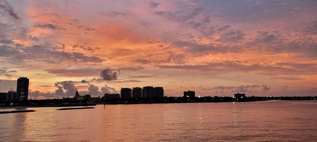 iChantha's tweet photo. Go for the breathtaking sunset view of Pier Teaki in St. Petersburg, FL https://t.co/KK5aBramQU