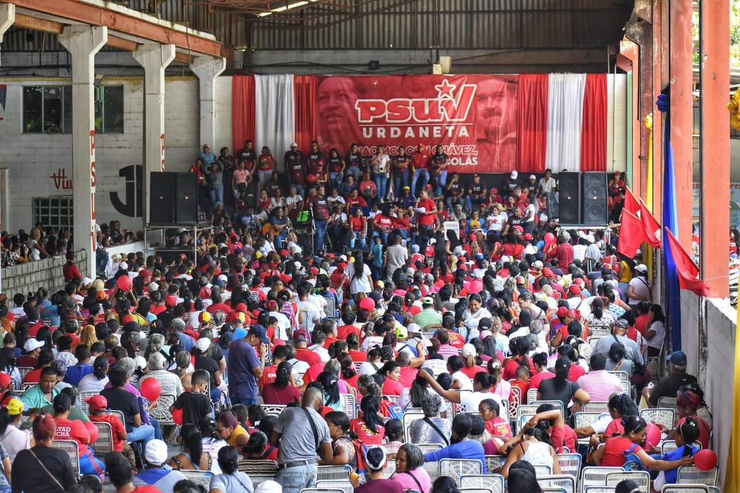 NicolasMaduro's tweet photo. ¿Qué es esto tan bonito? Los Valles del Tuy del municipio Urdaneta, estado Miranda, allí están pues nuestros hombres, mujeres y jóvenes organizándose para la victoria, por el bienestar de todos y todas. Mi saludo bolivariano. ¡Venceremos! https://t.co/3bmfKEDKYr