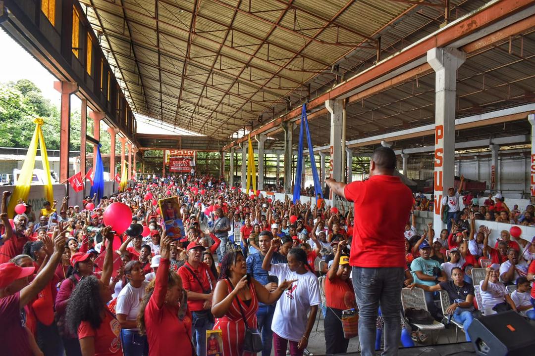 NicolasMaduro's tweet photo. ¿Qué es esto tan bonito? Los Valles del Tuy del municipio Urdaneta, estado Miranda, allí están pues nuestros hombres, mujeres y jóvenes organizándose para la victoria, por el bienestar de todos y todas. Mi saludo bolivariano. ¡Venceremos! https://t.co/3bmfKEDKYr